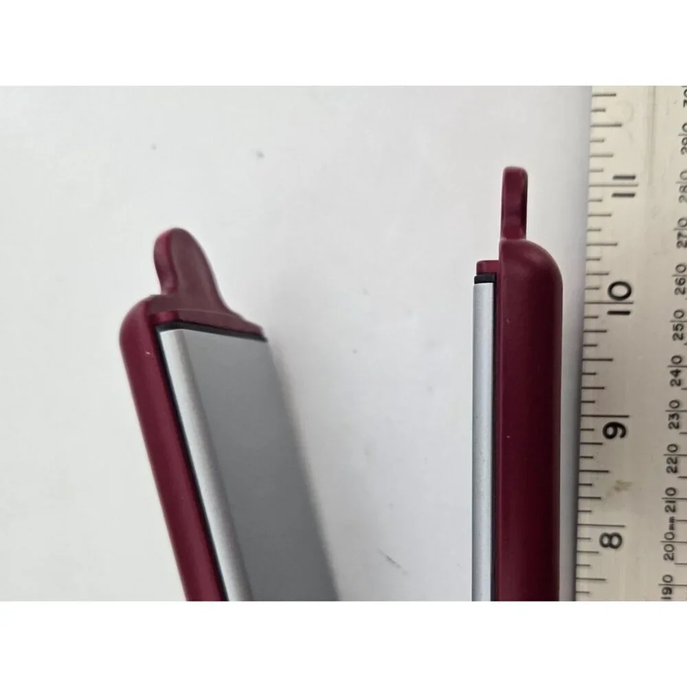 Vidal Sassoon Red Hair Straightener Flat Iron Does turn on and get Hot‎